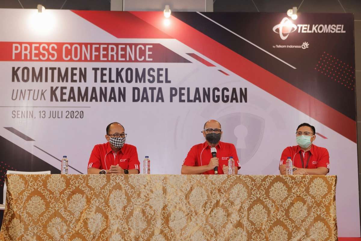 Data Bocor, Denny Siregar Somasi Telkomsel