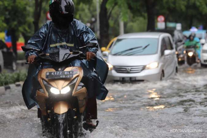 Prakiraan Cuaca Jakarta Hari Ini Kamis (24/11) Siang Potensi Hujan Petir dan Angin
