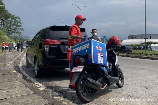 Petugas bersiap mengisi bahan bakar minyak (BBM) jenis Pertamax untuk layanan pengantaran bagi pemudik yang kehabisan BBM di jalan tol.
