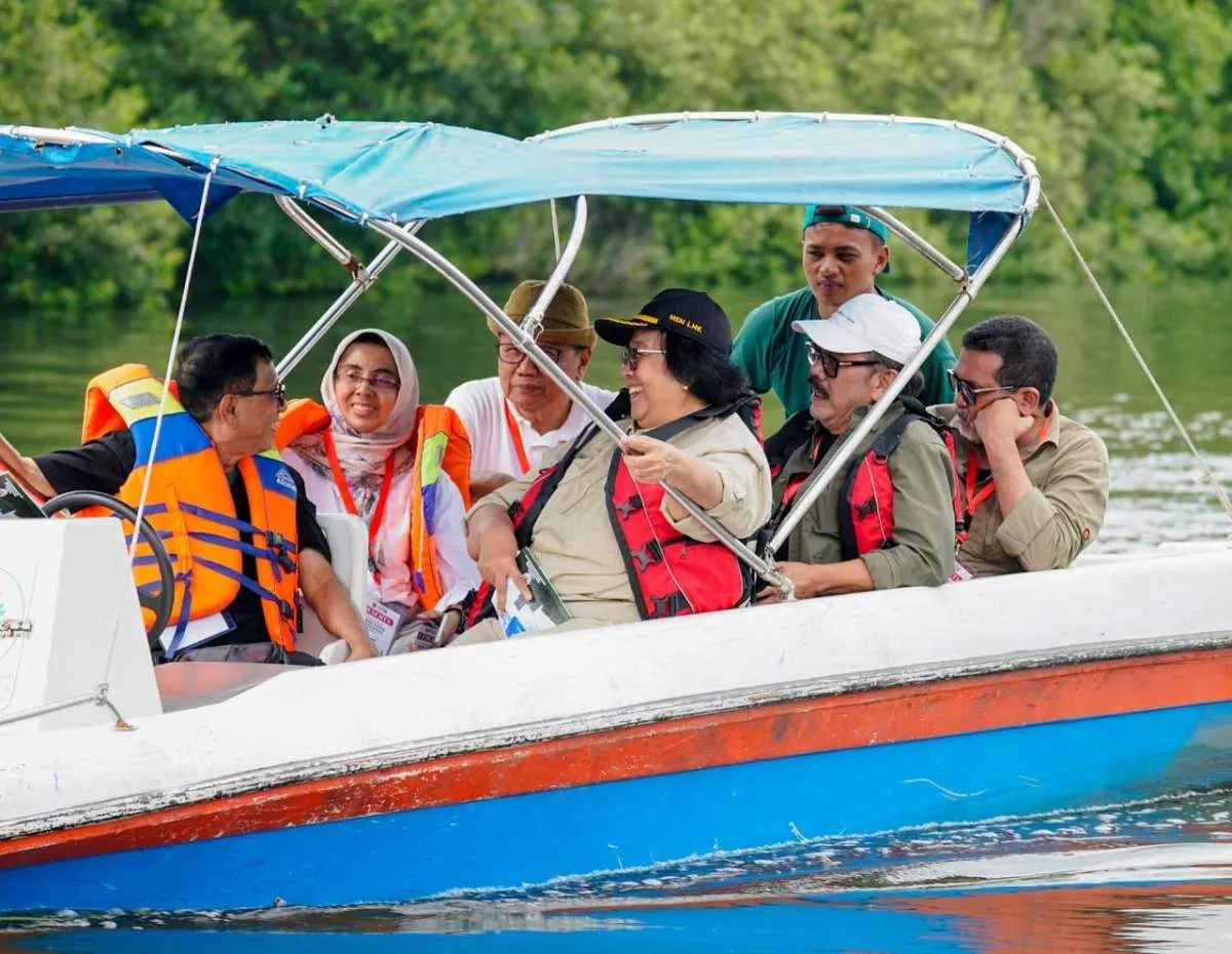 Menteri LHK Siti Nurbaya&Pimpinan PWI Pusat Tanam Mangrove Bersama di TWA Angke-Kapuk