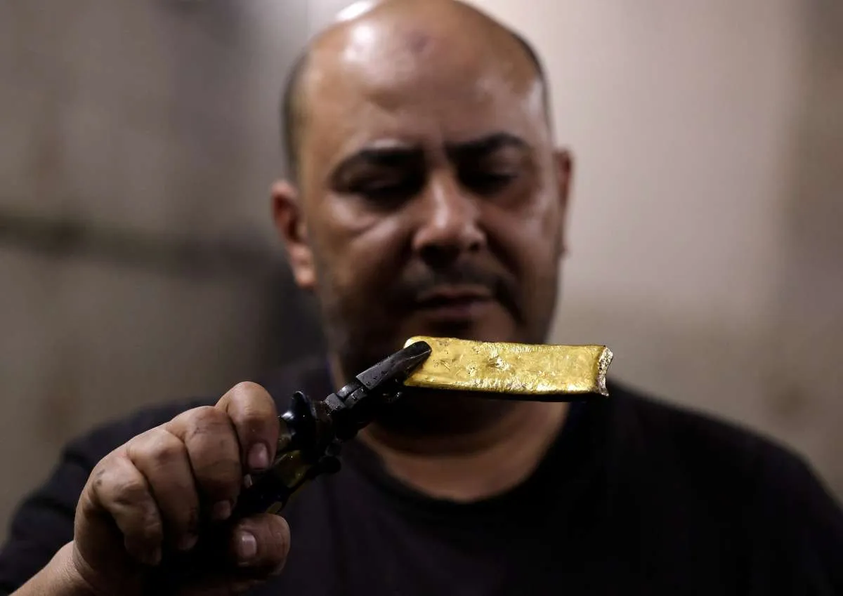 Emas Menguat Seiring Dolar Melemah dan Ketegangan Timur Tengah Terus Berlanjut