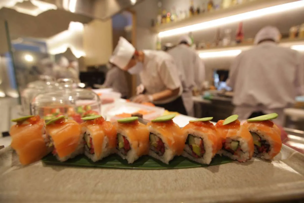 Yuk, Icip Menu Sushi Salmon Bomb yang Viral Pakai Promo Spesial BRI