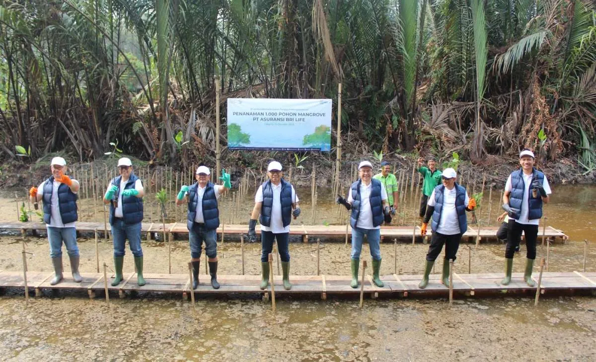 BRI Life Tanam MAngrove untuk Kurangi Emisi Karbon di Kawasan Ekowisata Kapuk Muara