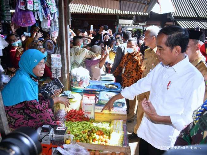 Jokowi Cek Ketersediaan Pasokan Bahan Pokok Jelang Ramadan di Pasar Mendenrejo Blora