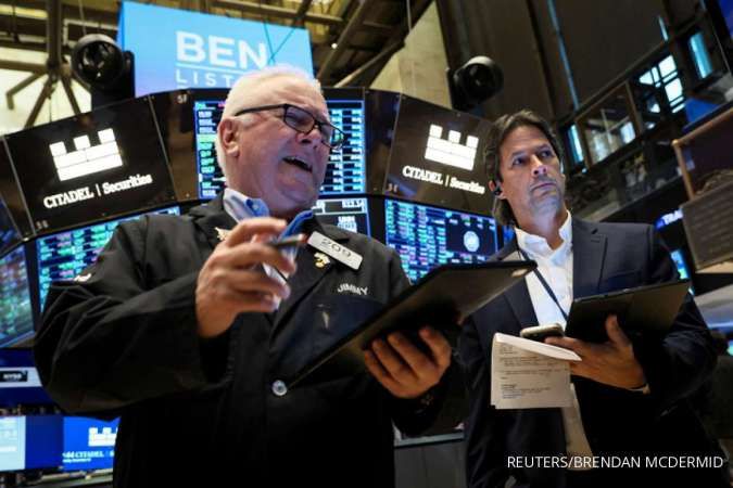 Wall Street Senin (1/7): Saham Perbankan Angkat Dow, Semikonduktor Seret Nasdaq 