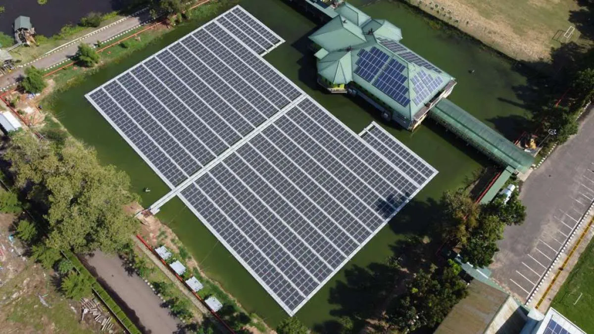 Adaro Energy Pacu Efisiensi Energi Pakai PLTS Terapung