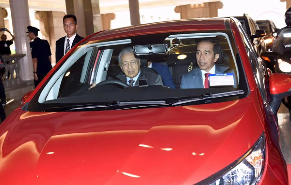 Jokowi disupiri Mahathir Mohamad pakai mobil Proton saat kunjungi Malaysia