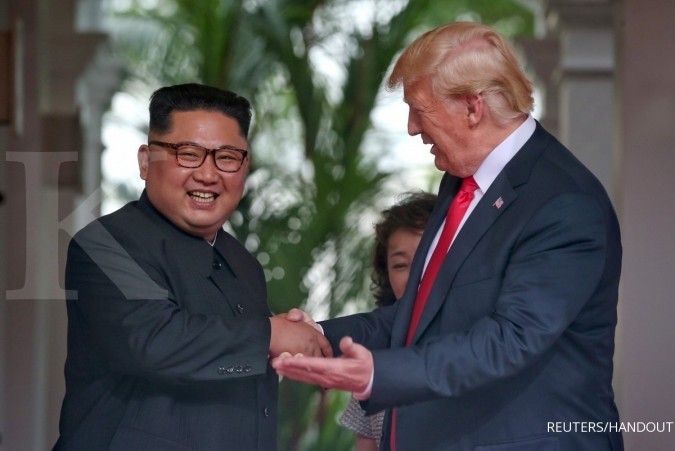 Kim Jong Un dan Trump saling berjabat tangan dan menebar senyuman