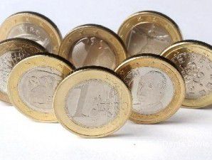 Euro kian tersudut dengan keperkasaan dollar