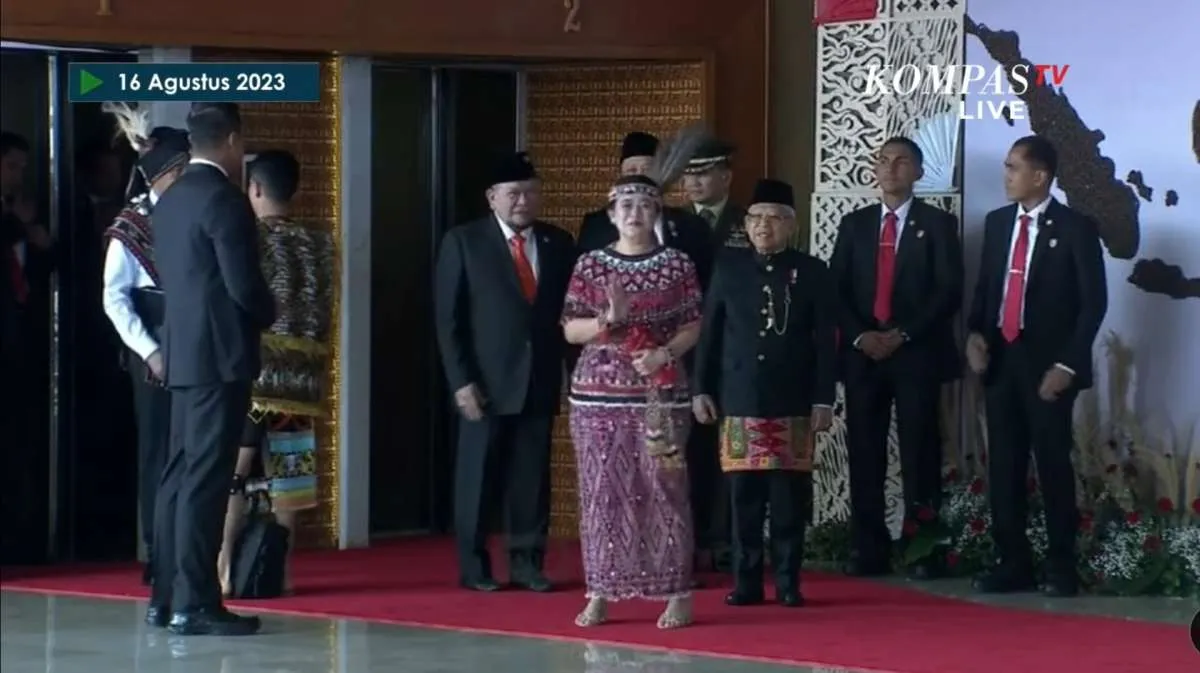 Hadiri Sidang Tahunan MPR RI, Puan Maharani Kenakan Baju Adat Kalimantan Barat