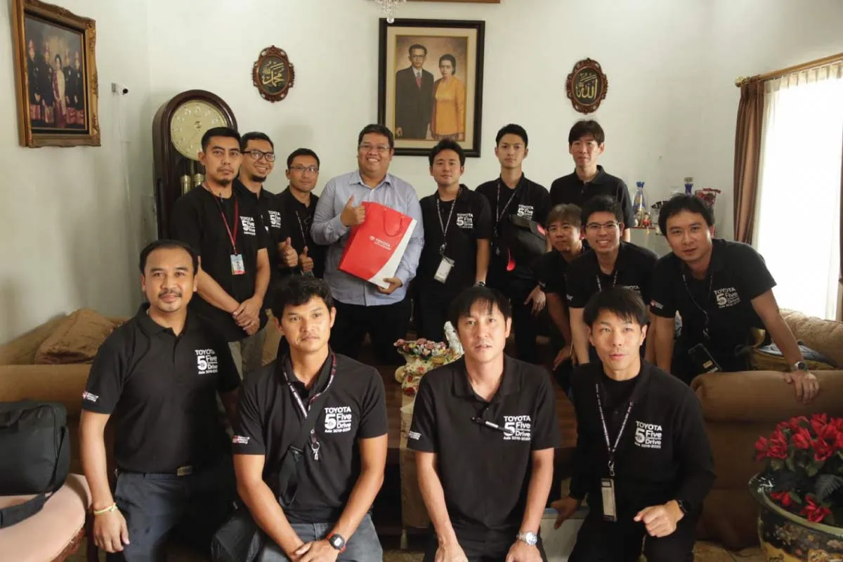 Tim 5 Continents Drive Kunjungi Pemilik Toyota Rush di Jakarta