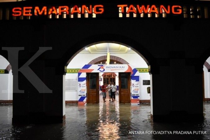 Banjir di Semarang genangi rel, jadwal perjalanan kereta api terganggu