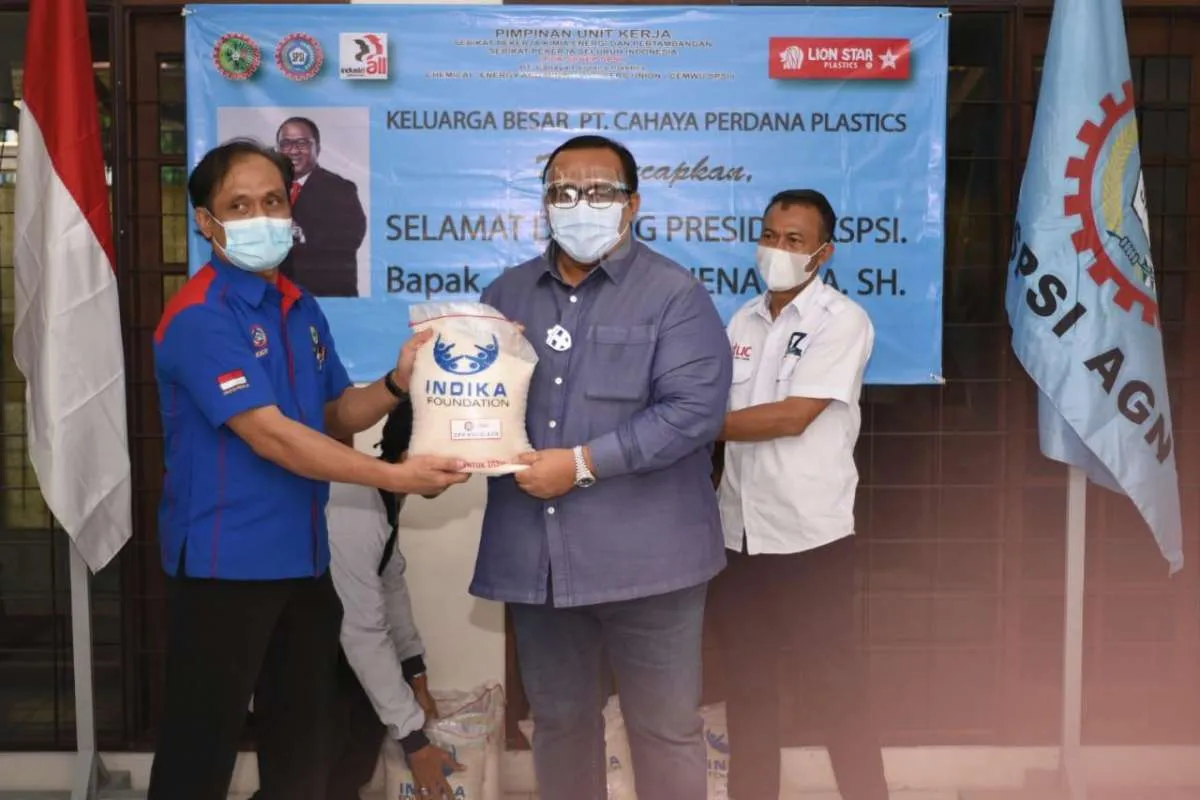 Gandeng Indika Foundation, KSPSI salurkan bantuan ke buruh korban PHK