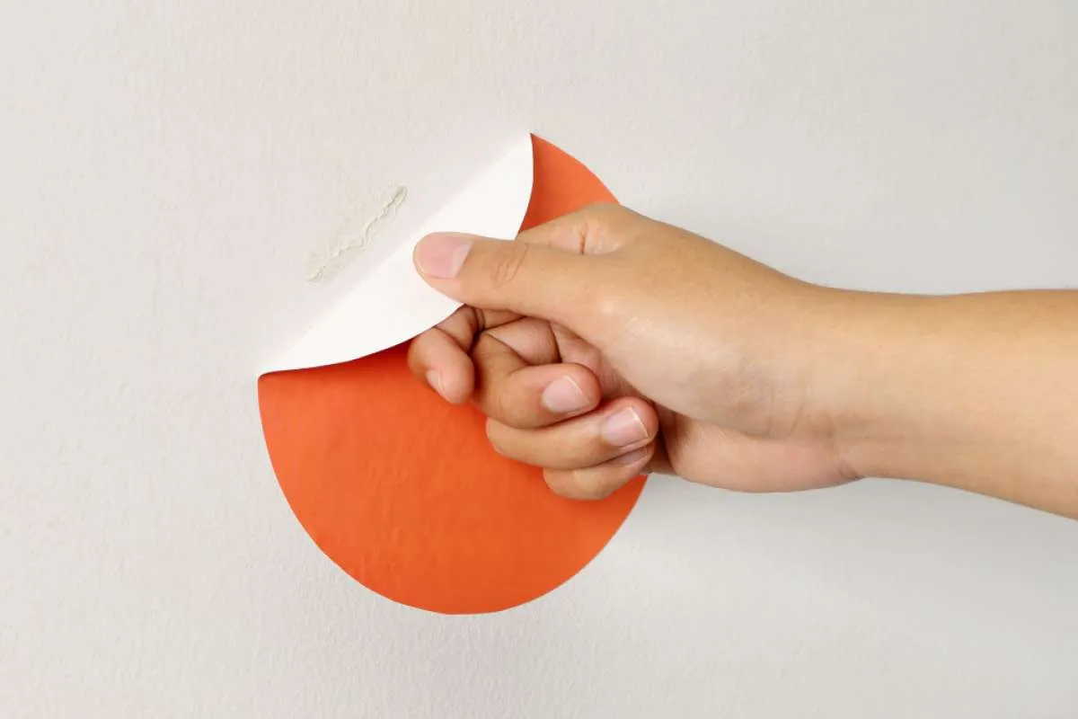 5 Cara Cepat dan Efektif Membersihkan Noda Bekas Stiker yang Menempel