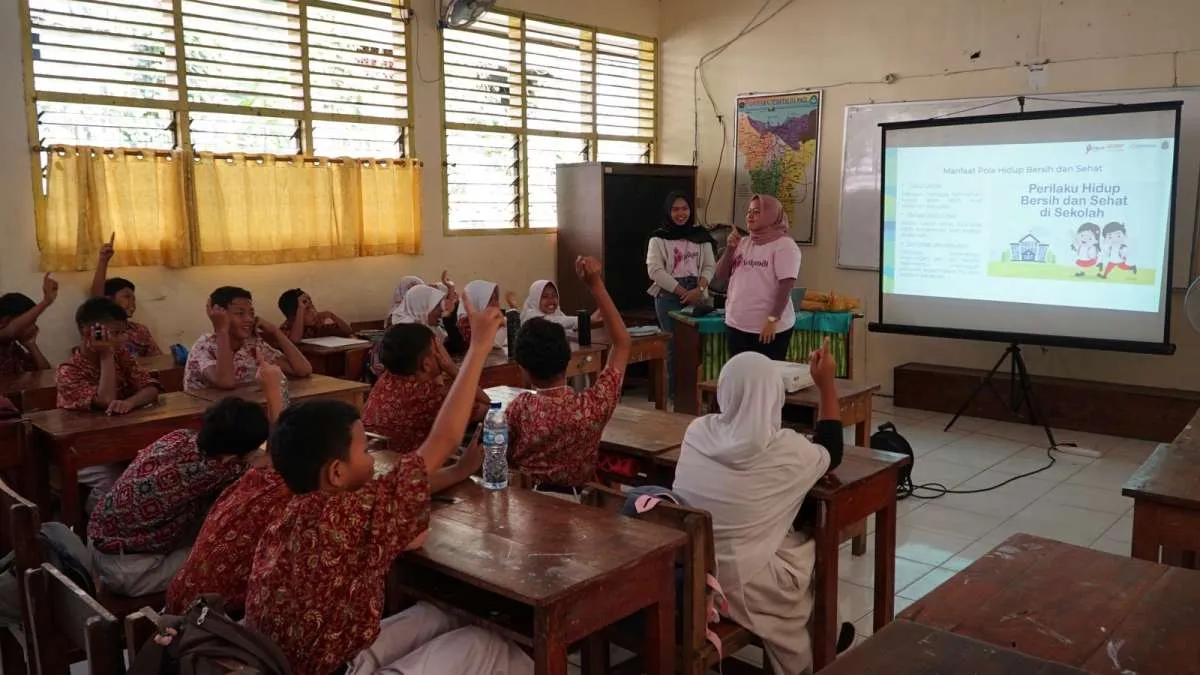  PT JIEP Bagikan 350 Buku Melalui Program TJSL JIEP Goes to School 