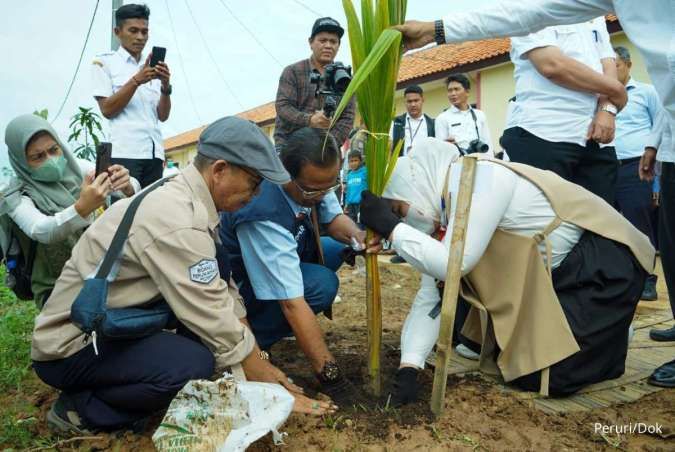 Cegah Abrasi Laut dan Rob Berlanjut di Karawang, Peruri Salurkan 300 Pohon 