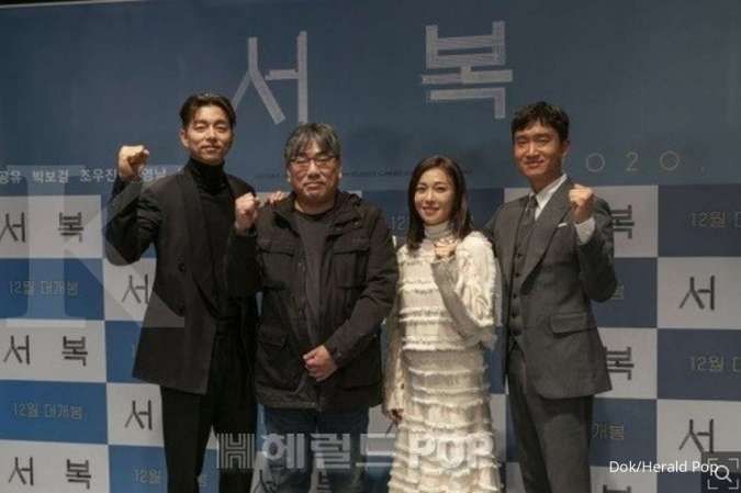 Gong Yoo bersama sutradara Lee Yong Joo, Jang Young Nam, dan Jo Woo Jin di jumpa pers film Korea terbaru Seo Bok pada Selasa (27/10).