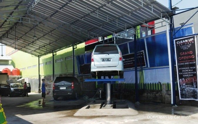 Bisnis cuci mobil merekah ketika musim hujan