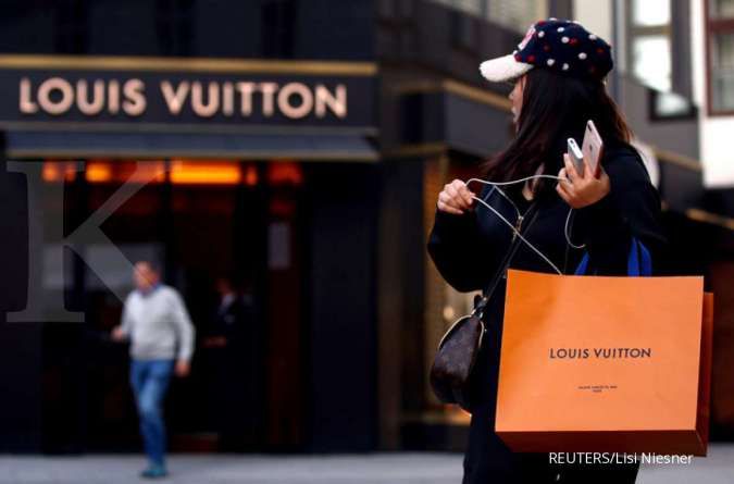 Kebal dari resesi, konsumen tajir tetap memburu barang mewah Louis Vuitton 