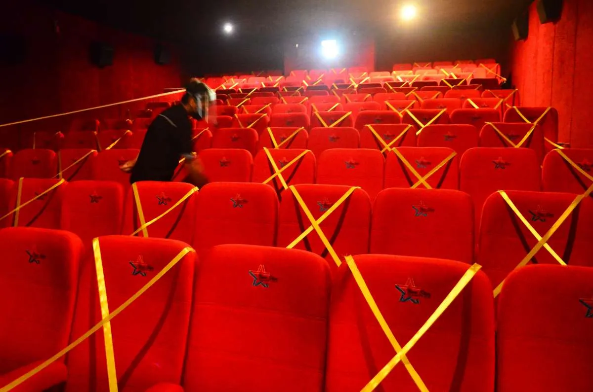 Cara mencegah Virus Corona di bioskop yang bisa Anda lakukan