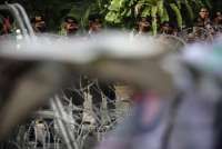 Demo Indonesia Gelap Ricuh, Massa Lempar Botol hingga Kayu ke Polisi