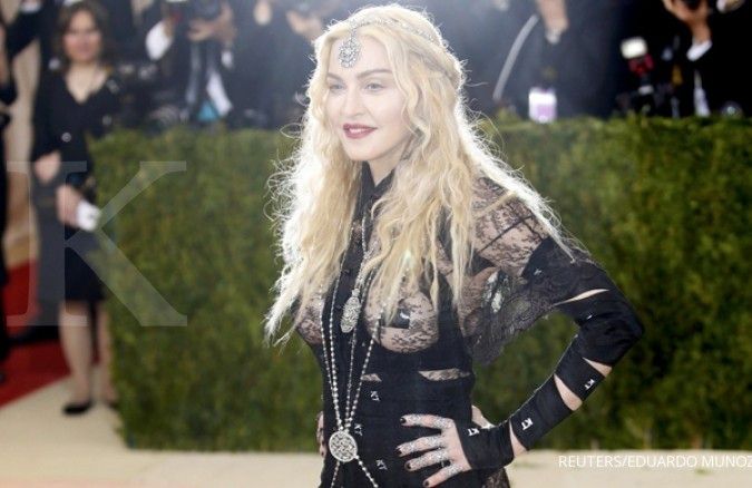 Madonna Comeback, Lewat Lagu 