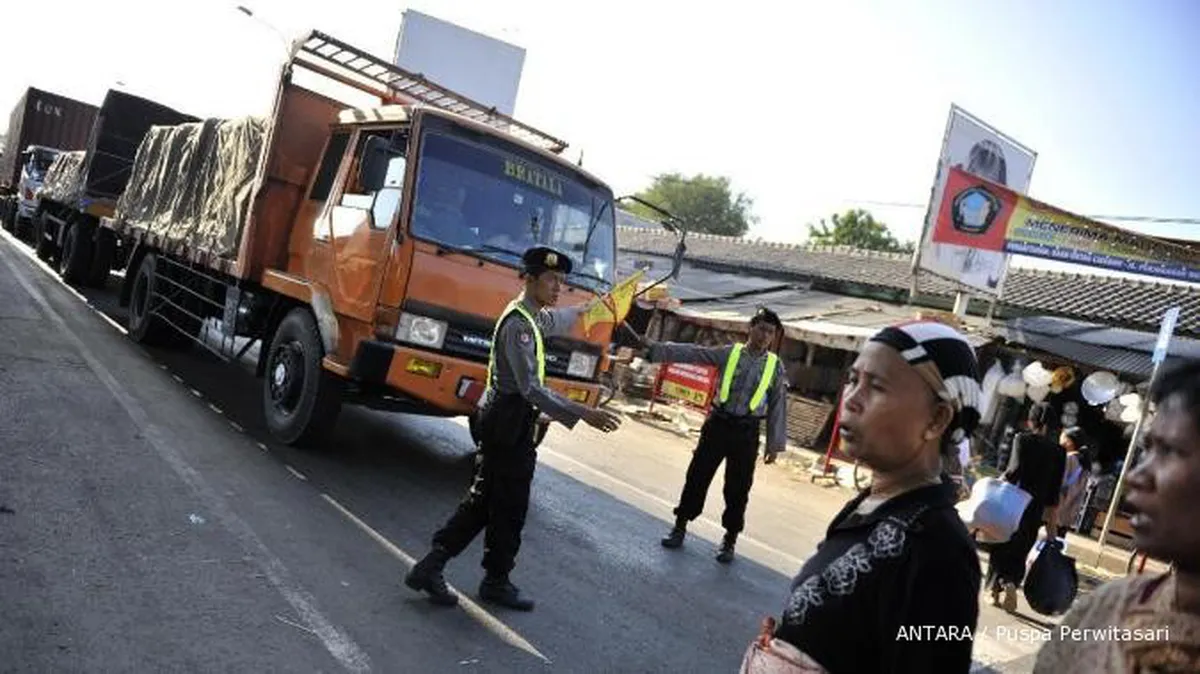 Pasar tumpah, arus balik di Bangkalan macet 4 KM