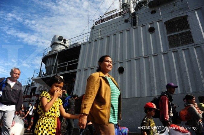 Bus pengawal rombongan eks Gafatar terbalik