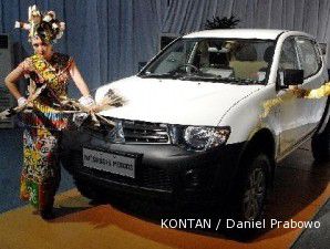 Mobil kabin ganda melibas jalan-jalan di perkotaan