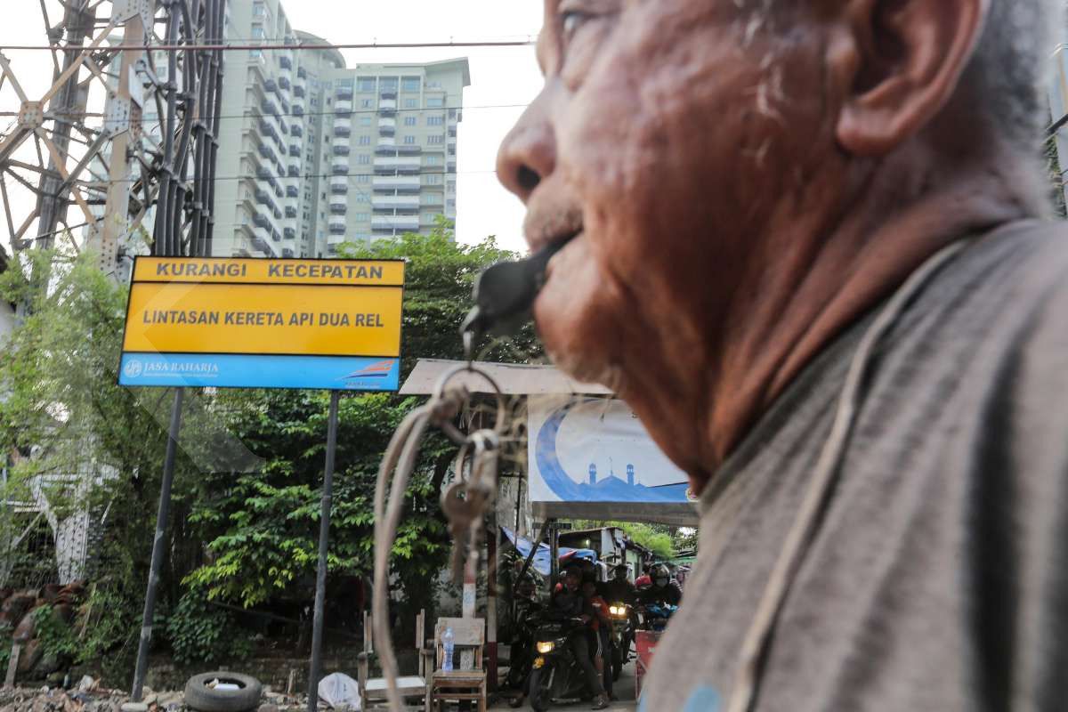 Menjaga perlintasan kereta