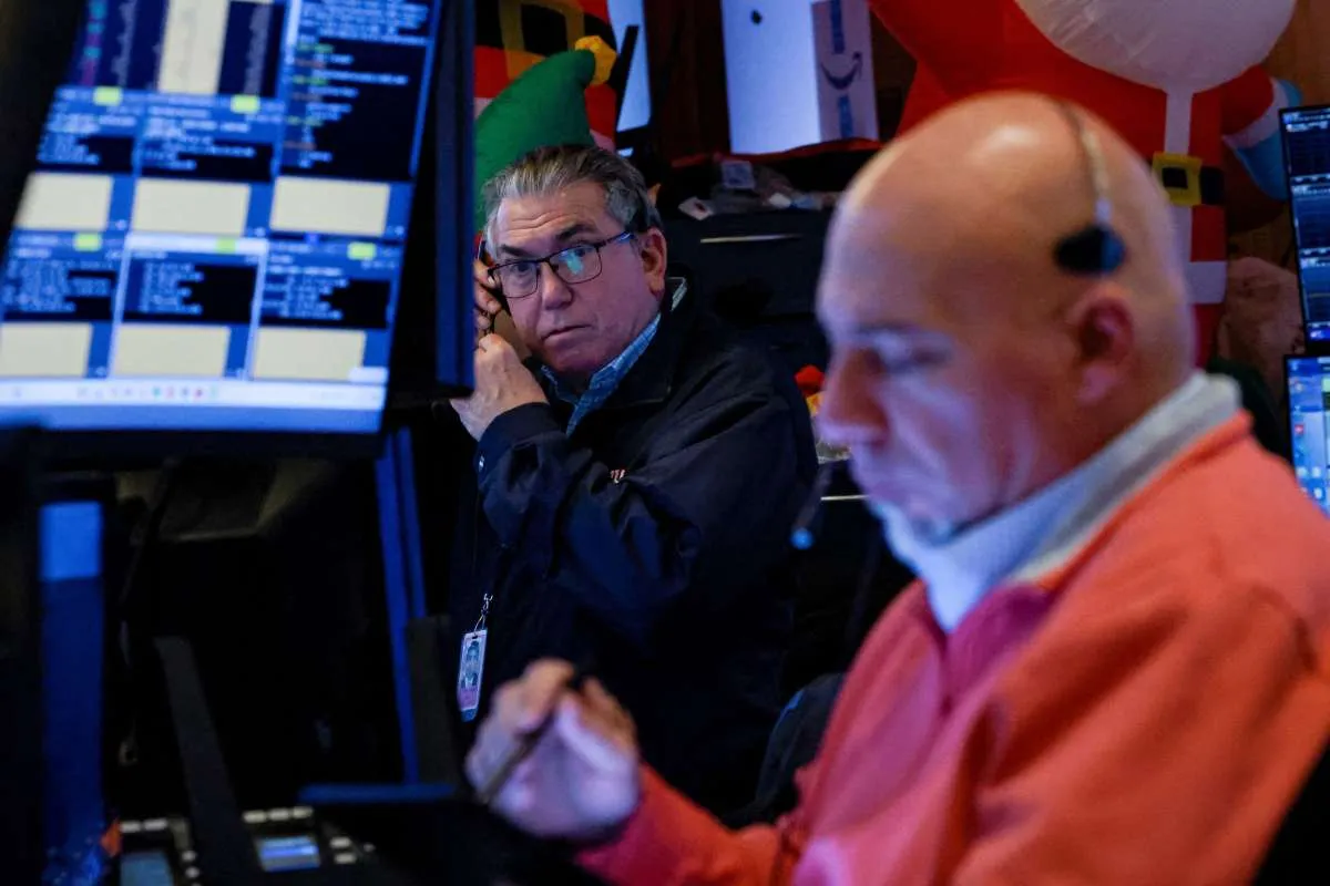 Wall Street Melemah pada Selasa (17/12 Pagi, Investor Menunggu Pemangkasan Suku Bunga