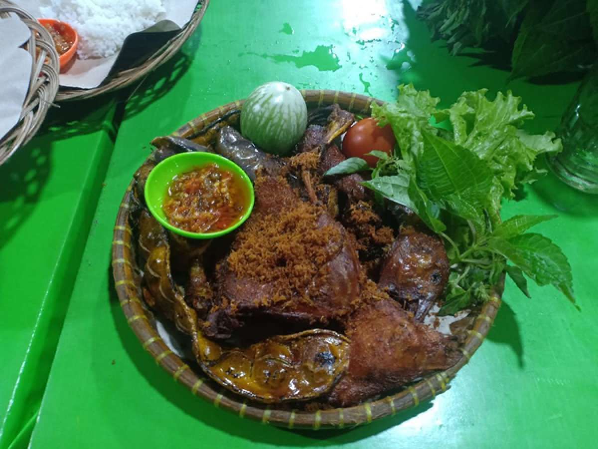 Ayam Goreng Lalap yang Bikin Kalap
