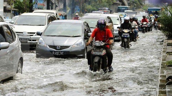 Banjir, transjakarta & mobil 'tukar' posisi jalan