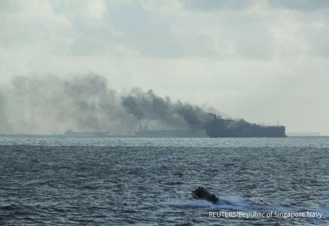 Dua Kapal Tanker Bertabrakan di Lepas Pantai Singapura, Kepulan Asap Hitam Terlihat