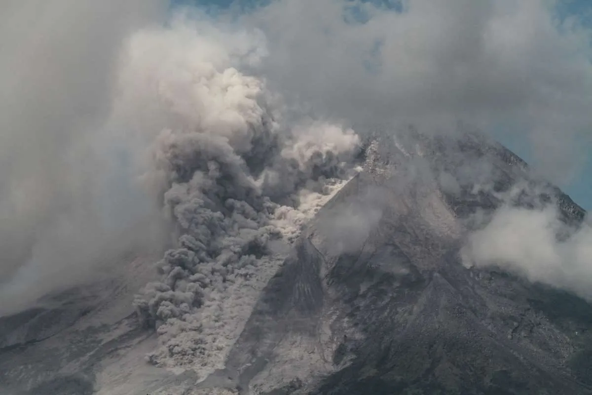 Erupsi Gunung Merapi, Awan Panas Meluncur ke Kali Bebeng dan Kali Krasak 