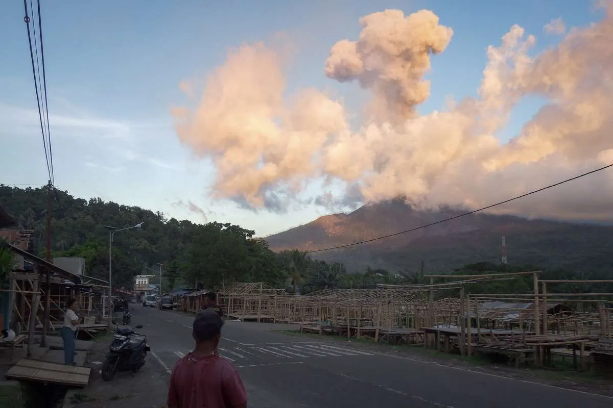 Gunung Lewotobi Laki-laki Kembali Meletus, Tinggi Kolom Abu 1 Km