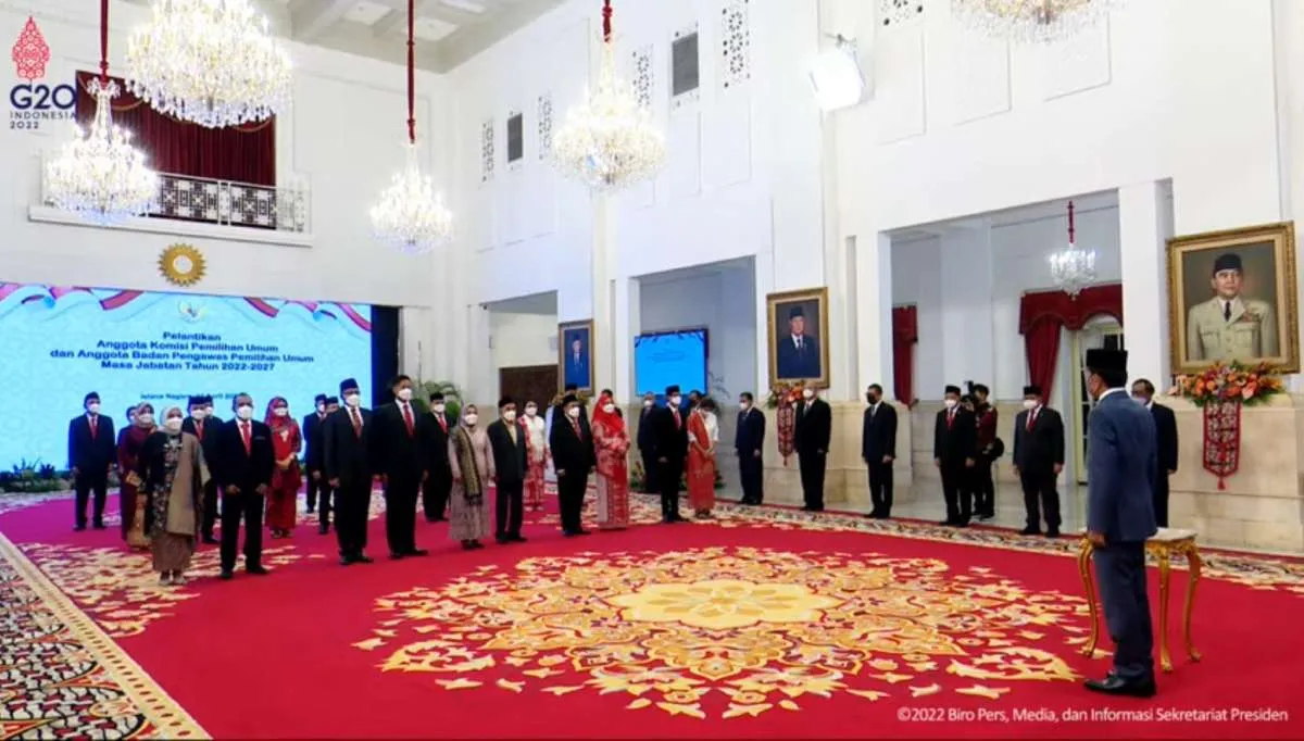 Jokowi Lantik Anggota KPU dan Bawaslu Periode 2022-2027