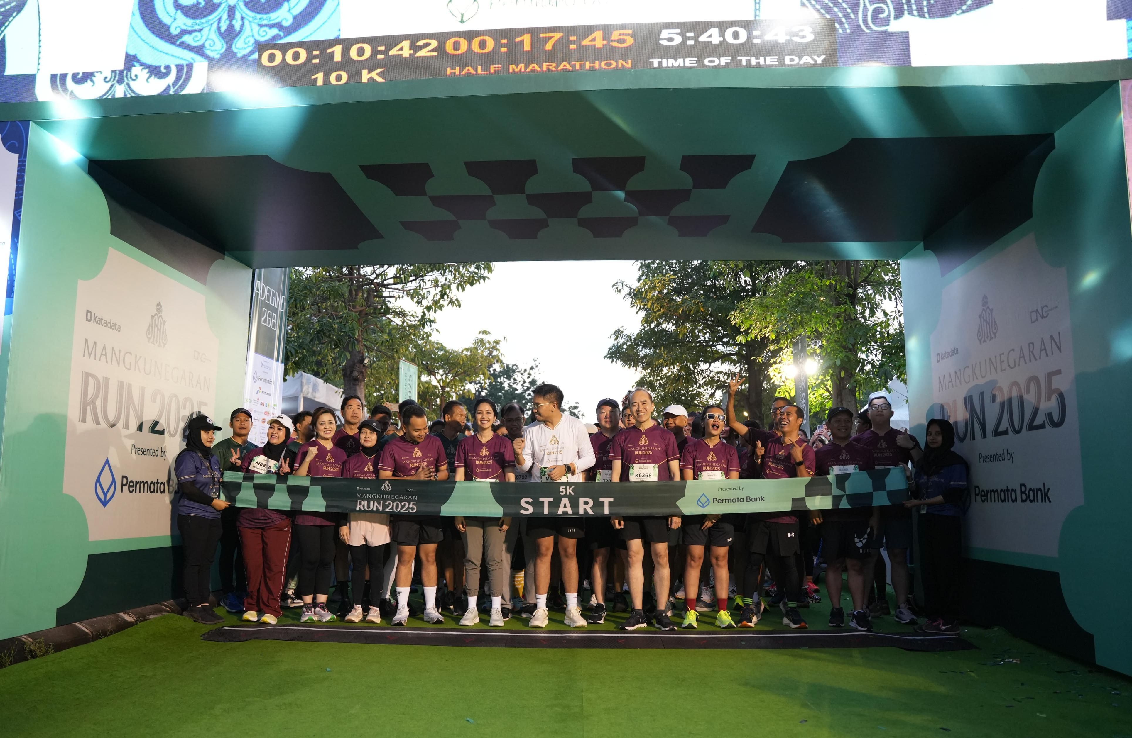 Respati Adi - Walikota Solo, Meliza M. Rusli - Direktur Utama Permata Bank dan jajaran manajemen, serta KGPAA Mangkoenagoro X melalukan persiapan dalam partisipasi mereka bersama 5.500 pelari lainnya di Mangkunegaran Run 2025 dengan berbagai rute spot ikonik di Solo.