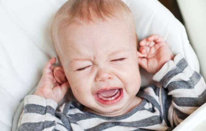 6 Cara Mengatasi Bayi Rewel saat Tumbuh Gigi, Tak Perlu Cemas Moms