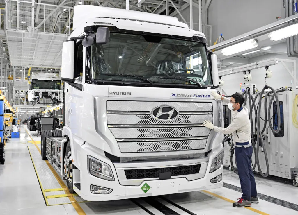 Hyundai Xcient Fuel Cell, truk berbahan bakar hidrogen pertama di dunia