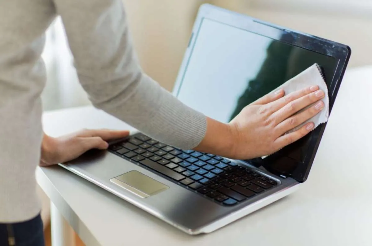 Cara membersihkan laptop dengan praktis, mulai keyboard sampai layar 
