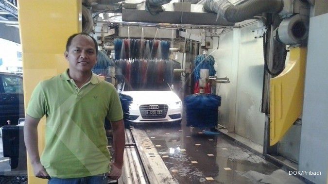 Dibantu robot, Benny sukses bisnis cuci mobil (1)