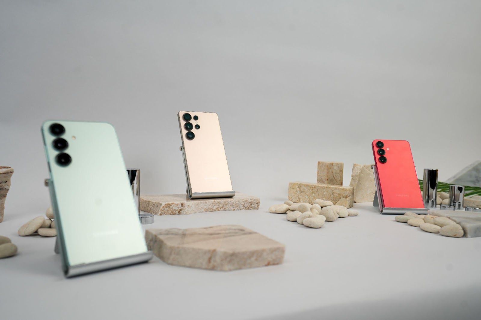 Pilihan warna yang beragam dihadirkan untuk memenuhi preferensi pengguna dan bisa menjadikan smartphonenya lebih standout serta unik