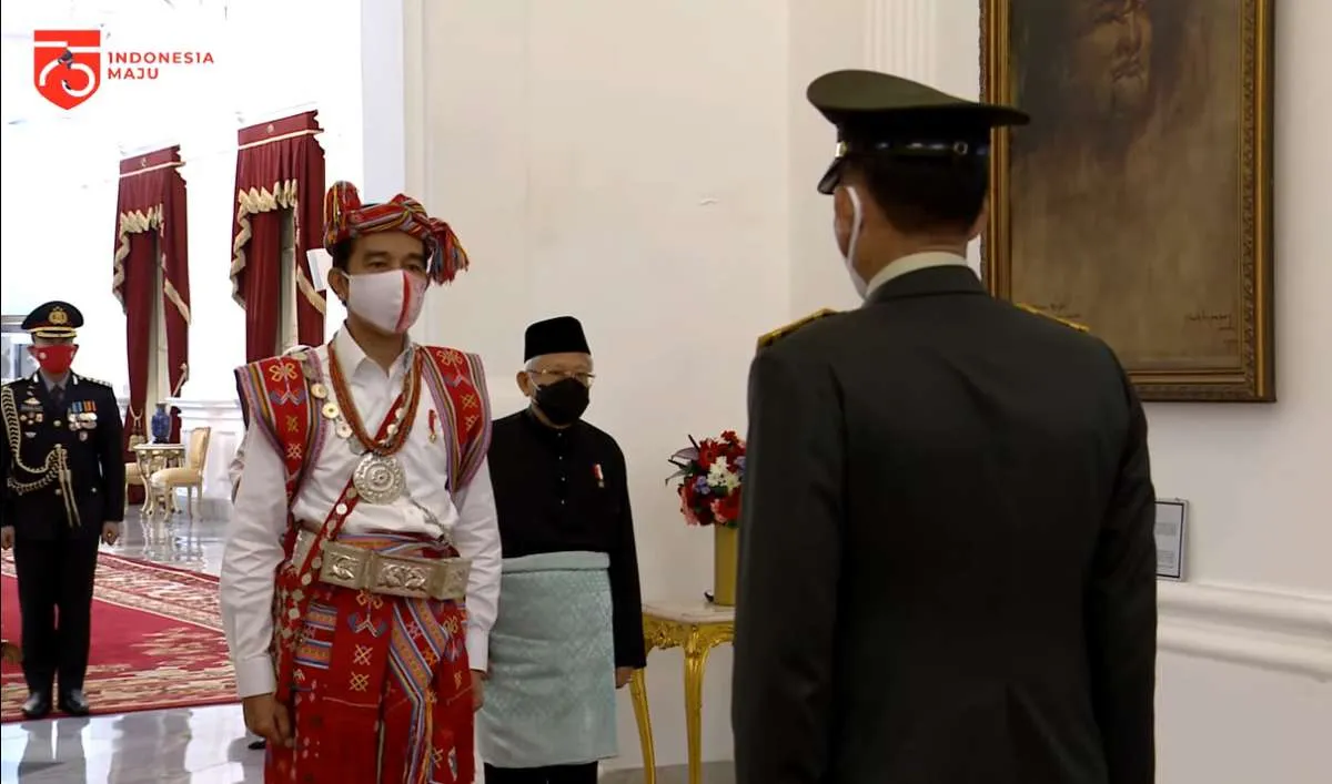 Jokowi memakai baju adat Timor Tengah Selatan NTT dalam peringatan HUT ke-75 RI