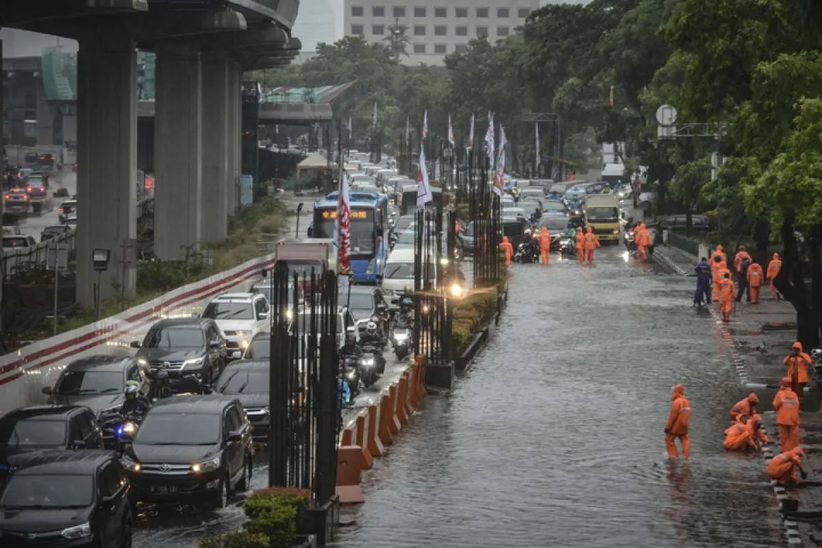 Tol Japek masih tergenang, lalin Cikampek dialihkan ke Cibitung