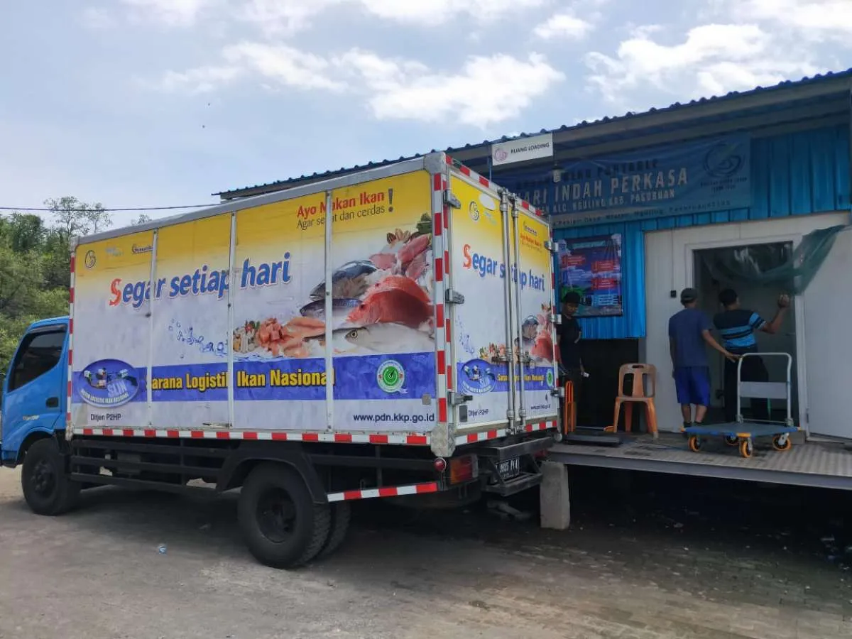 Dukung UMKM pemindangan di Pasuruan, KKP serahkan cold storage berkapasitas 50 ton