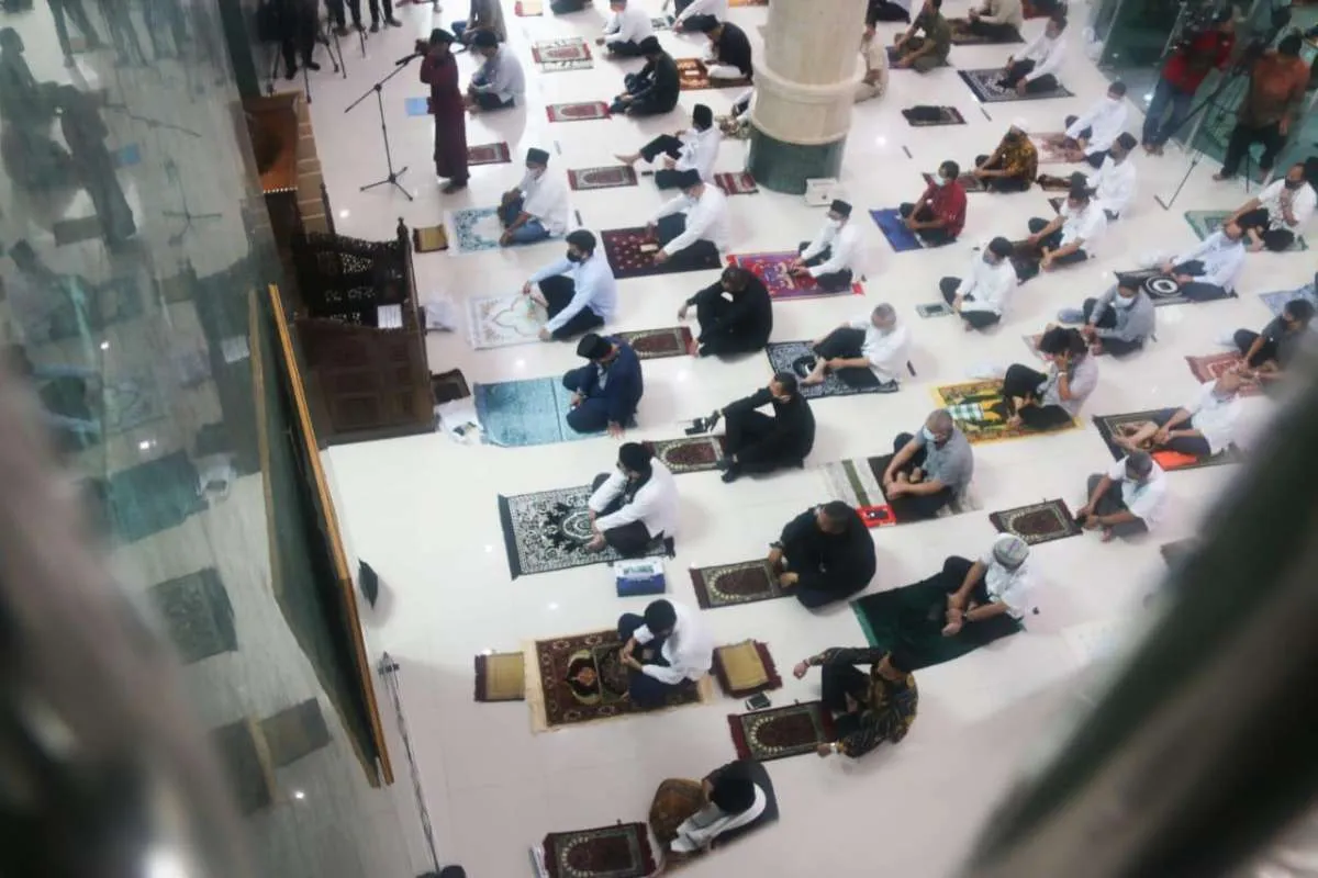 Ikuti salat jumat di hari pertama PSBB transisi, ini pesan Gubernur Anies Baswedan 