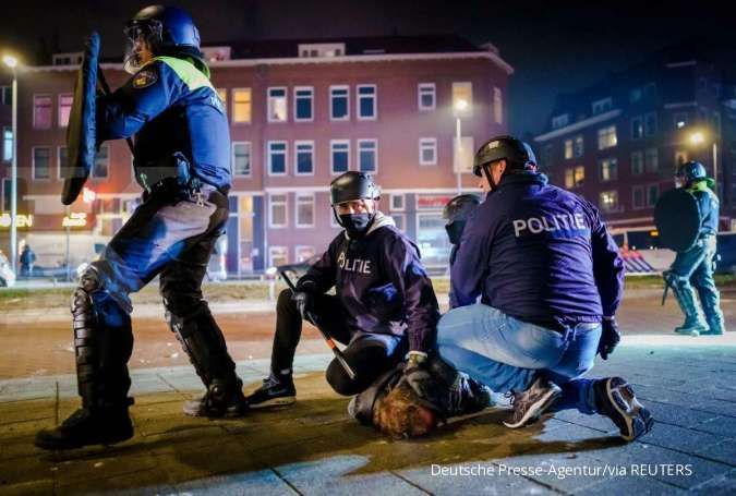Protes jam malam, kerusuhan pecah di kota-kota di Belanda