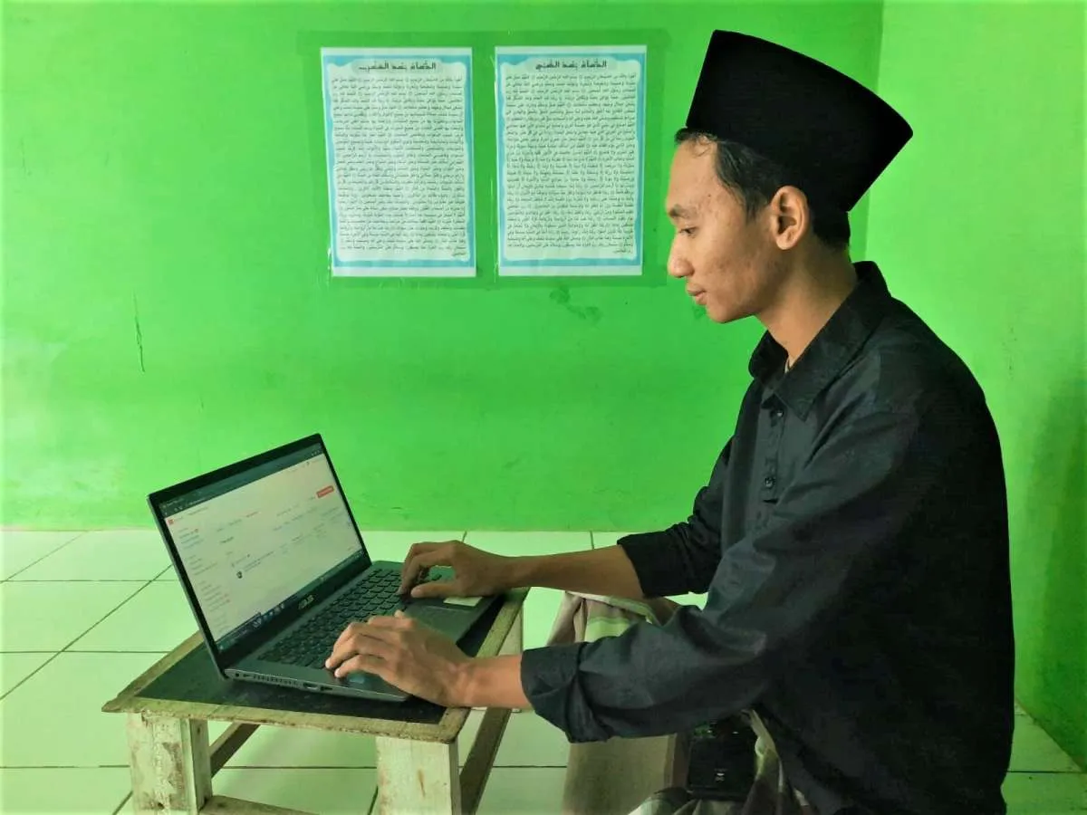 Pintar Membaca Peluang, Dua Santri Ini Mampu Memiliki Penghasilan Dari Jualan Online
