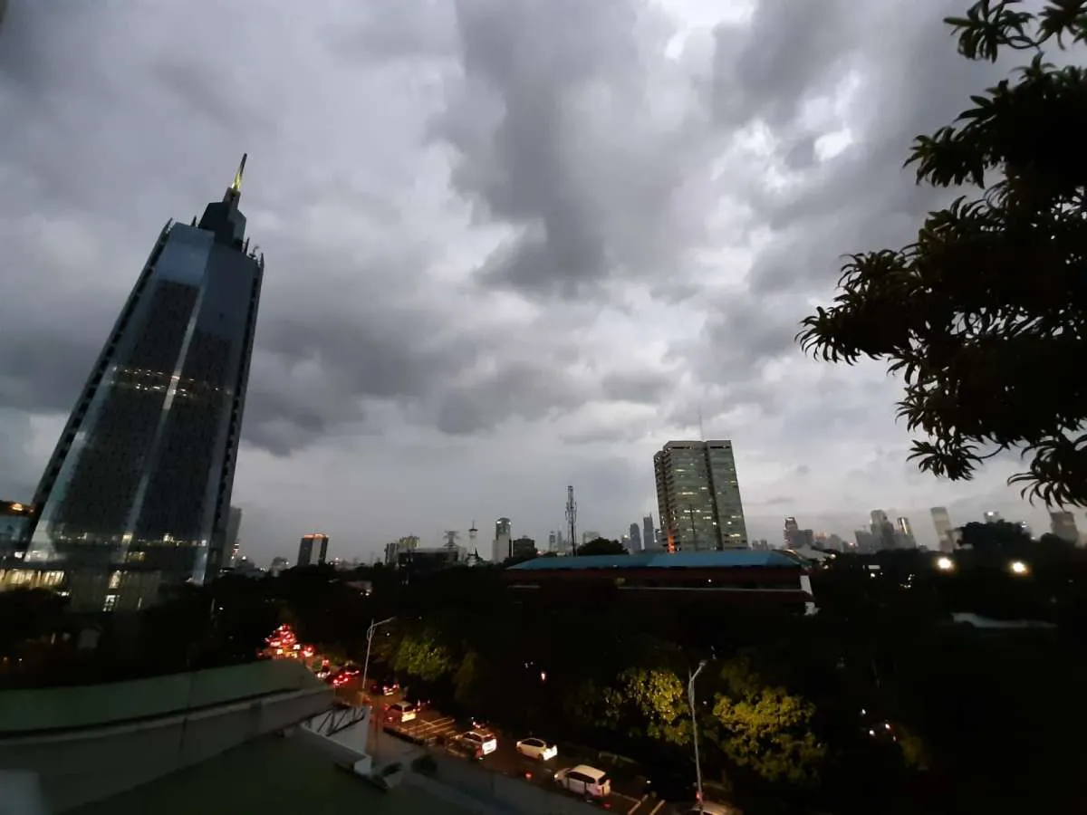 Prakiraan Cuaca Jakarta Besok Rabu (7/12) Potensi Hujan Petir Sore dan Malam